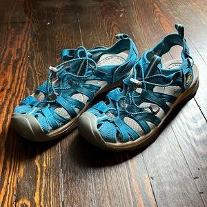 Teal Keen water hiking shoes. Size 9.